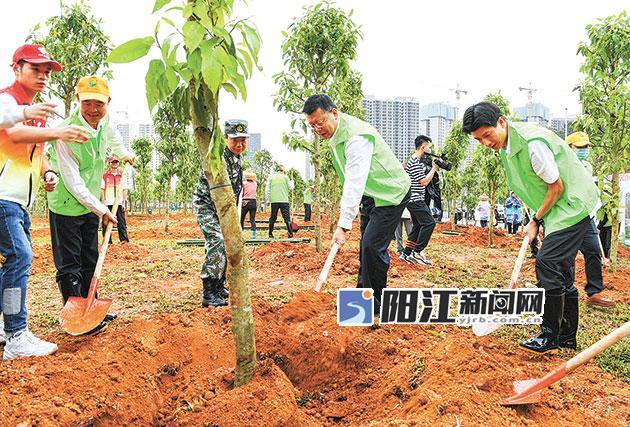 焦蘭生溫湛濱丘志勇等參加義務(wù)植樹(shù)活動(dòng).jpg